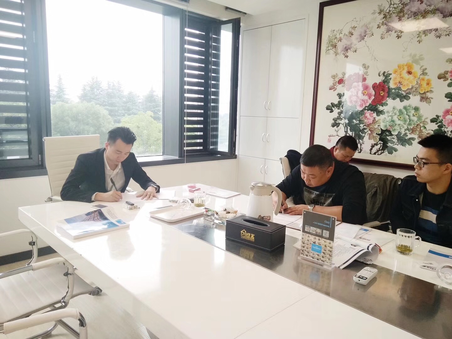熱烈祝賀何總父子簽約創綠家江西省市級代理！