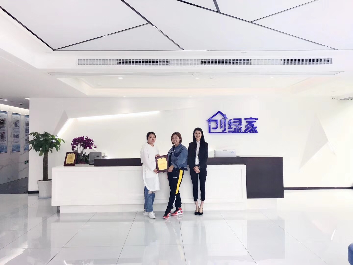 熱烈祝賀劉總姐妹簽約創綠家福州市區級代理！